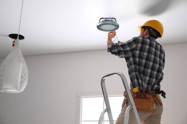 如何确保隔爆型灯具的安装符合标准?